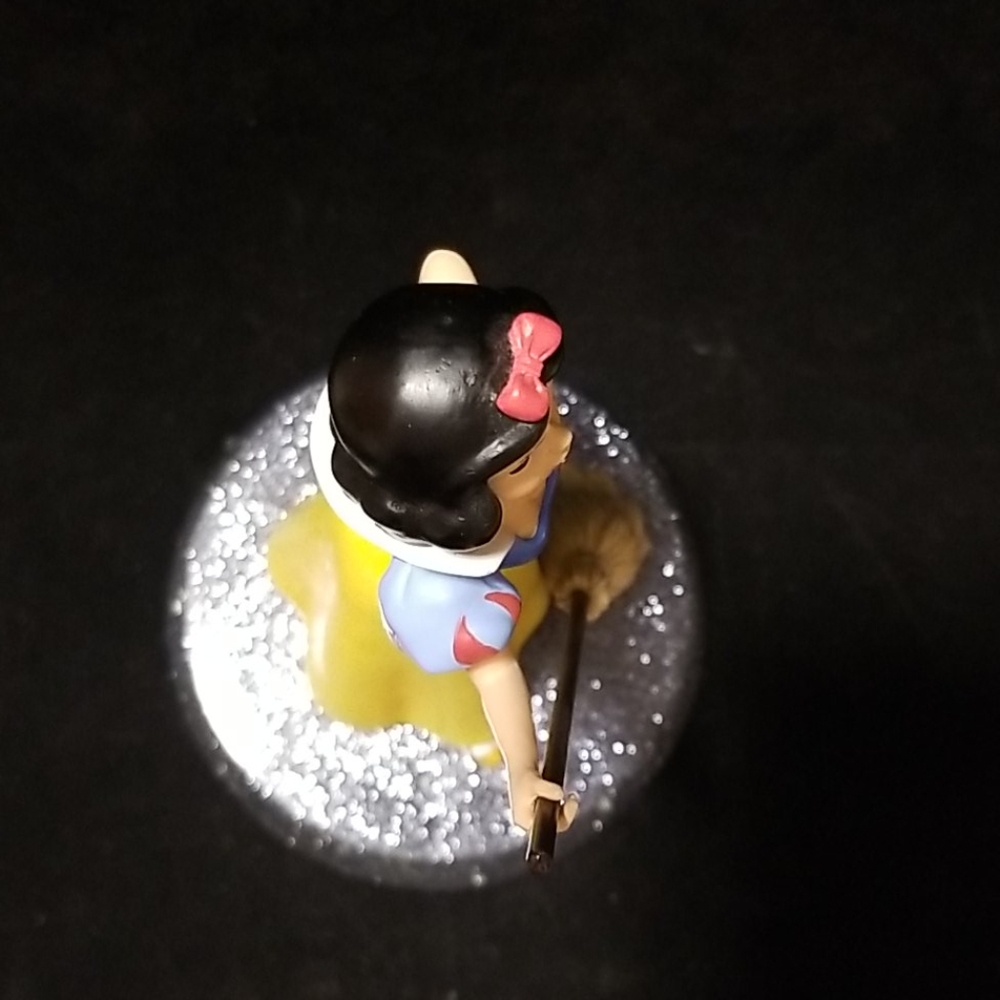 Disney, Snow White statue #17859 - Picture 5 of 15